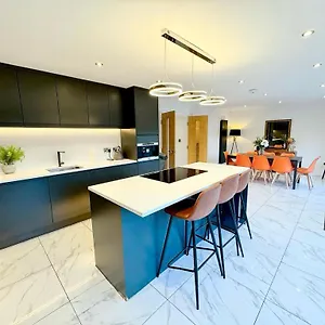 Luxury 7 Bedroom House In Didsbury, Manchester